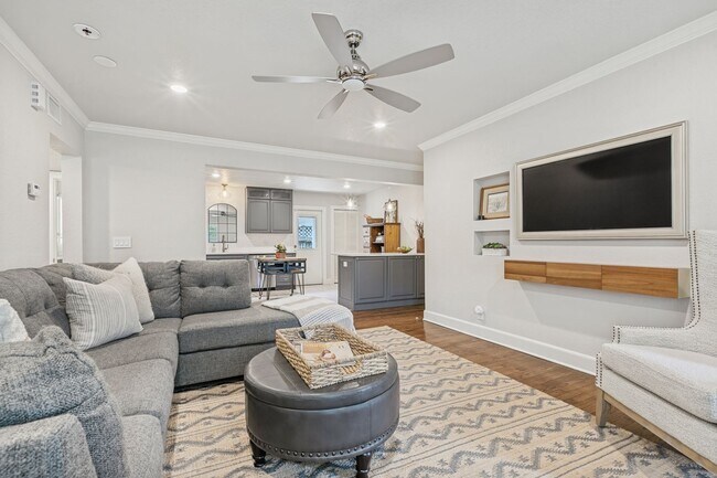 Building Photo - BEAUTIFUL FIRST FLOOR, 2-BEDROOM APARTMENT IN OLMOS PARK