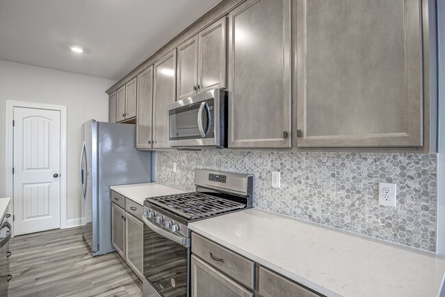 Building Photo - Updated Townhome with 1 Car Garage - close to Southpoint!