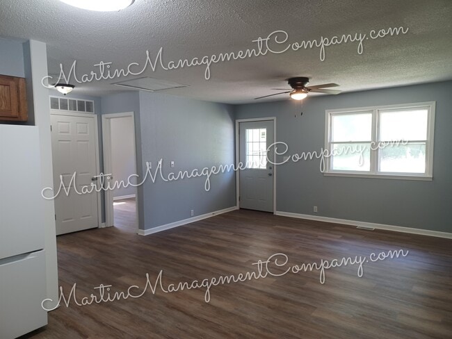 Building Photo - 109 E Clay St