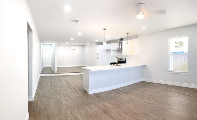 Building Photo - 810 Avenue D