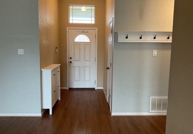 Building Photo - AMAZING RENT SPECIAL WITH IMMEDIATE MOVE IN - SECTION 8 ACCEPTED!
