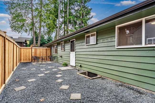 Building Photo - East Lynnwood Three Bed, 1 1/2 Bath Rambler