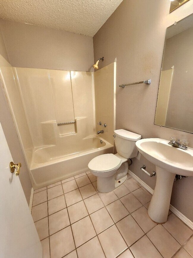 Building Photo - Open Floorplan, 3BD/3Bath with a Huge Sunr...