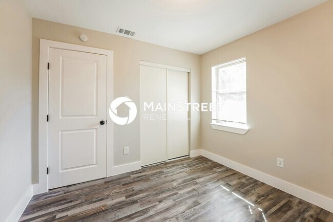 Building Photo - 4 Bedroom Pet-Friendly Home in Mesquite, TX with Main Street Renewal