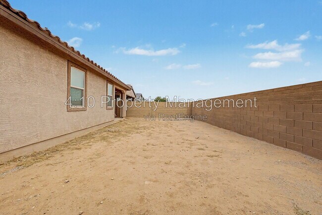Building Photo - 3241 E Malibu Dr