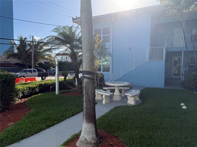 Building Photo - 315 Van Buren St
