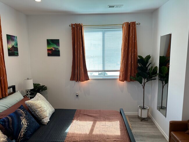 Building Photo - 3826 W 9th St