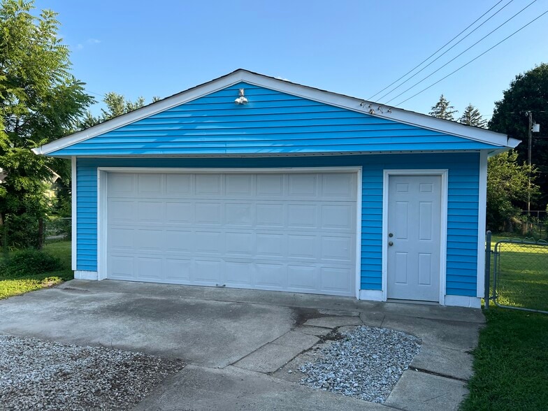 Building Photo - 623 W 40th St