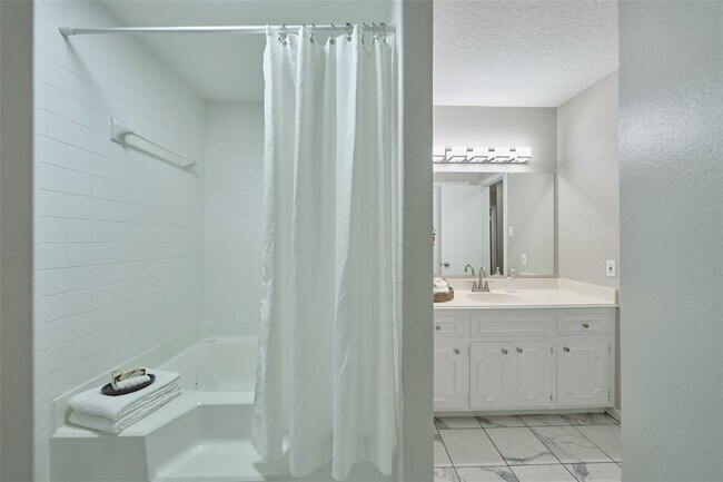 Building Photo - 26611 Oak Hill Dr