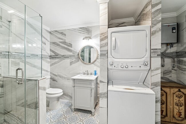 Building Photo - 5006 Idaho St