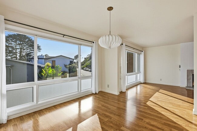 Building Photo - Spacious Three Bedroom Home in Forest Knol...