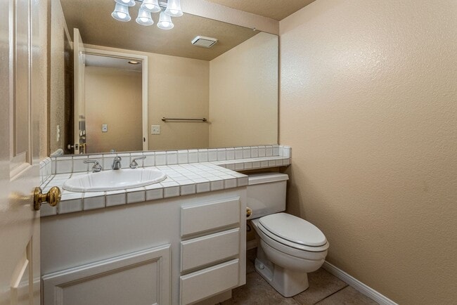 Building Photo - Beautiful & Spacious 4 bedroom home in Enc...