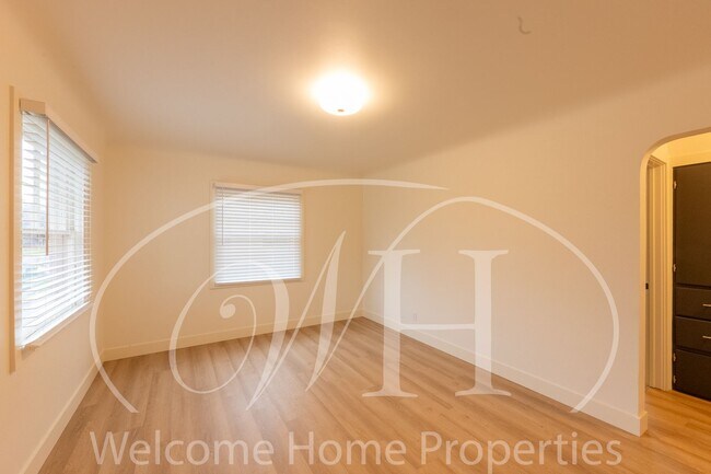 Building Photo - 427 E Pine St