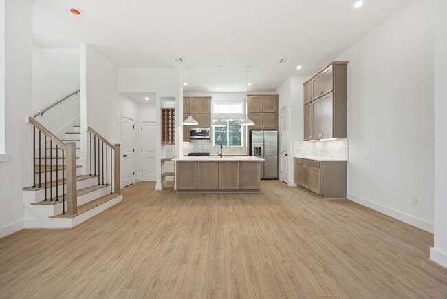 Building Photo - 2121 Hoskins Dr