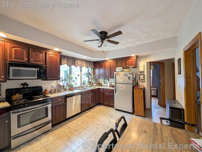 Building Photo - 50 William St