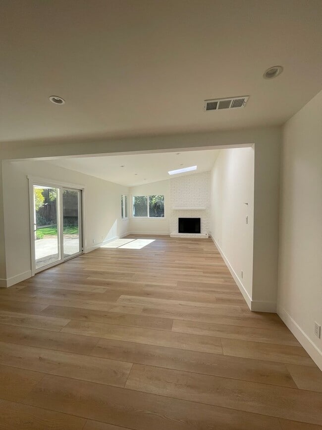 Building Photo - Santa Barbara desired neighborhood