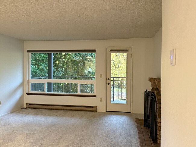 Building Photo - Lovely 2-Bedroom End Unit Condo in Cedarwo...