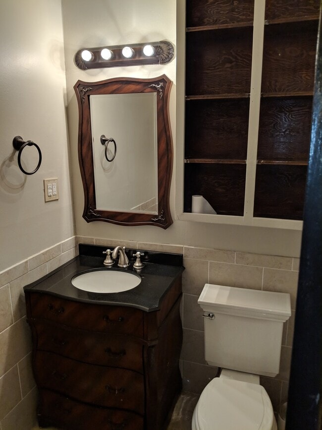 Building Photo - Awesome 4 bed/ 2 bath home located just of...