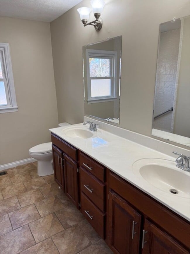 Building Photo - 316 Homeview Dr