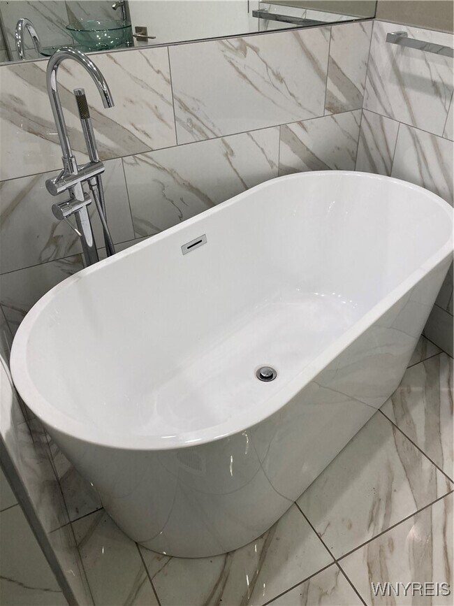 Building Photo - 62 Tracy St