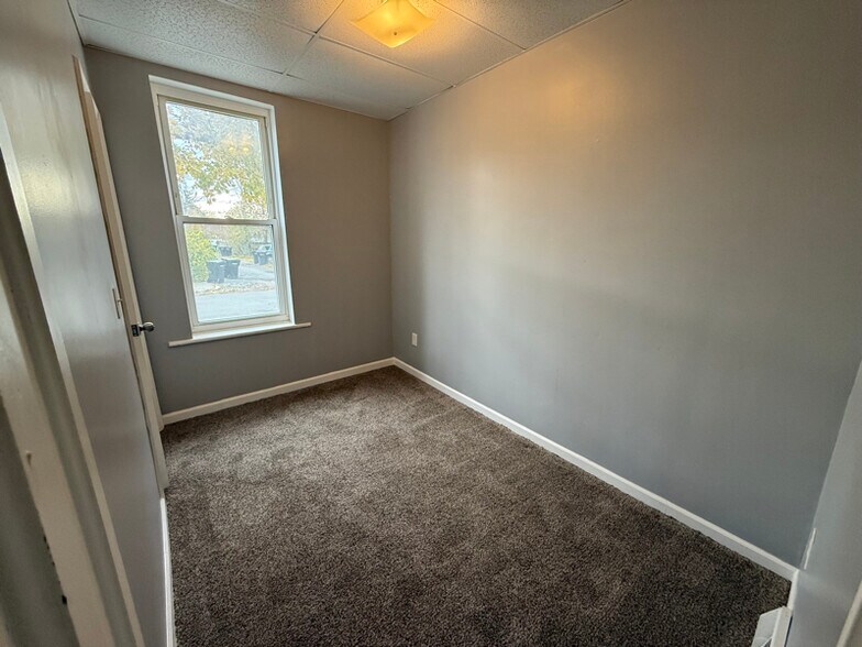 Building Photo - 6 Van Buren St