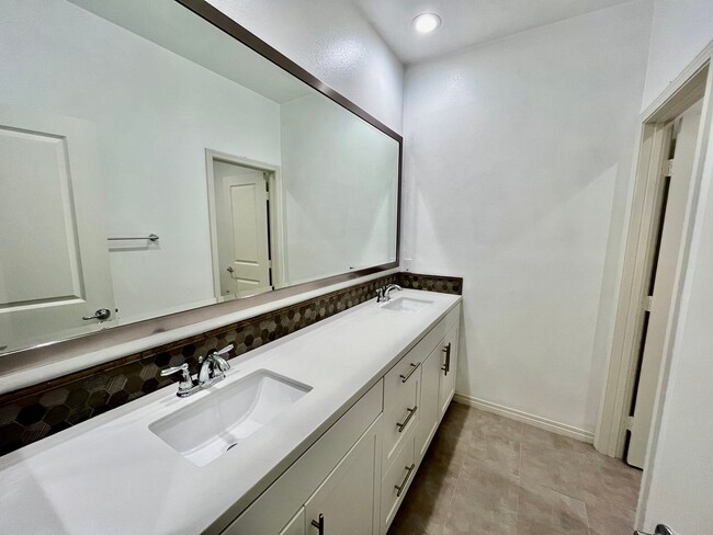 Building Photo - Updated 3BD 2.5BA Townhouse in Imperial Be...