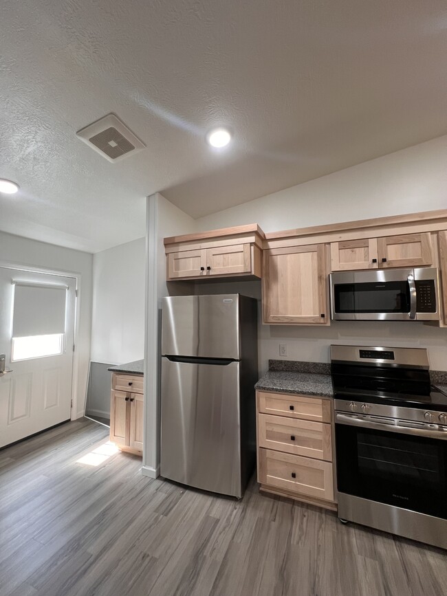 Building Photo - 209 Millersburg St