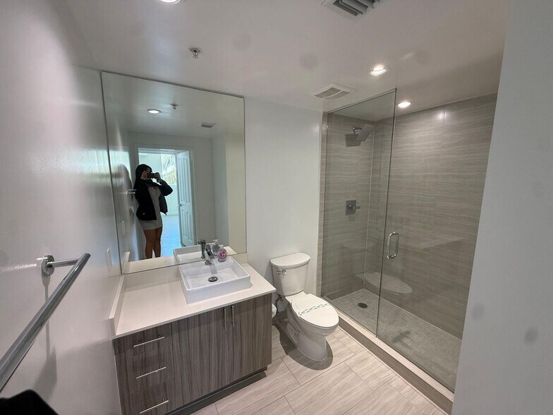 Building Photo - 551 NE 39th St