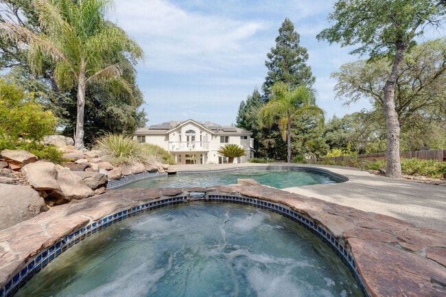 Building Photo - Luxury 4BR Home with Pool & Outdoor Kitche...