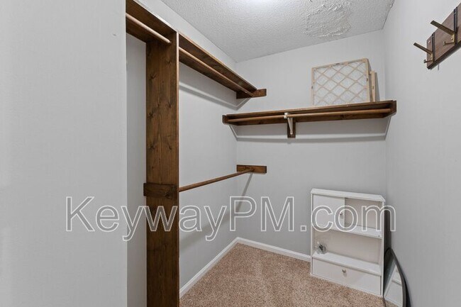 Building Photo - 255 Silver Maple Rd