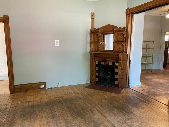 Building Photo - In the Heart of Dinkytown - Amazing 6 bedroom Victorian Rental Home,  Fall 2026!