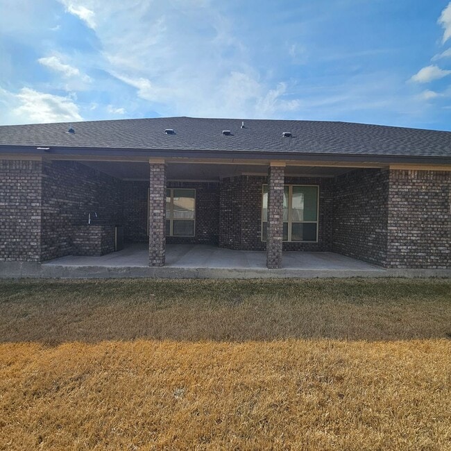 Building Photo - Beautiful new custom home