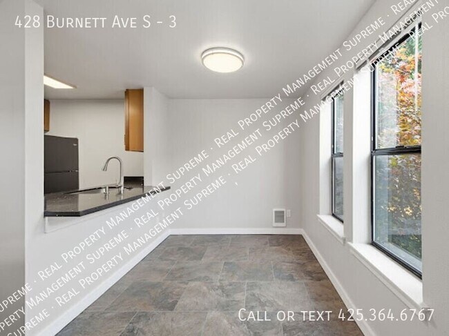 Building Photo - 428 Burnett Ave S