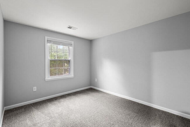 Building Photo - 4 Bedroom, 2.5 Bath Single Family Home in ...