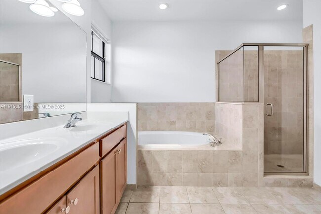 Building Photo - 9583 Town Parc Cir N