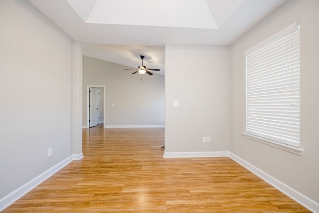 Building Photo - 304 York Ln