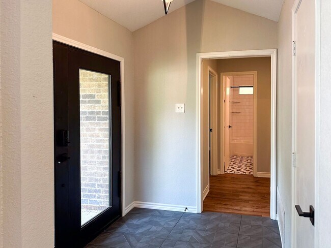 Building Photo - 3 Bed / 2 Bath / 2 Car Gargae / Pool