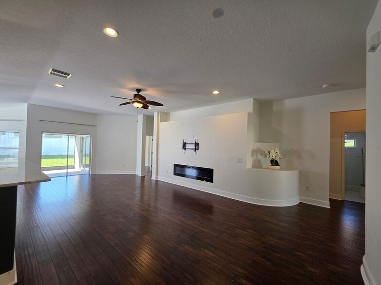 Building Photo - 730 Straw Lake Dr