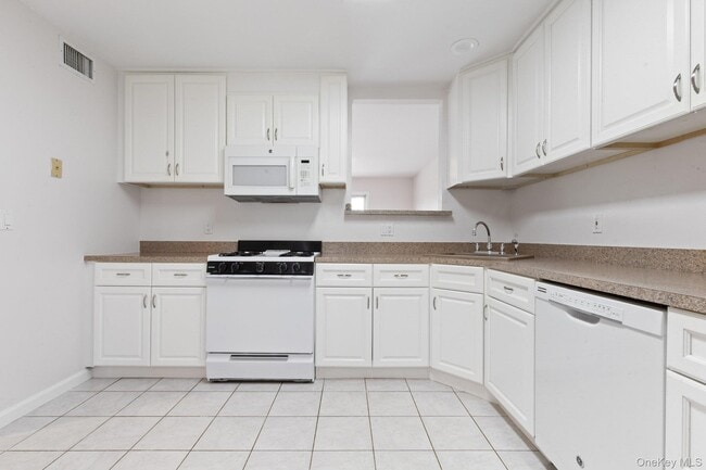 Building Photo - 2 Larissa Ln