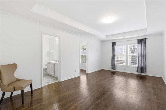 Building Photo - 1076 N Village Dr