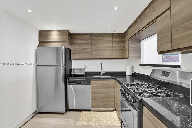 Building Photo - 3140 S Ocean Dr
