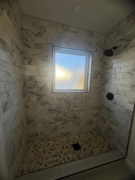 Building Photo - 1607 Lansford Ave