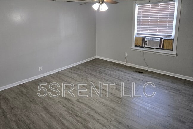 Building Photo - 236 S Mary Ellen St
