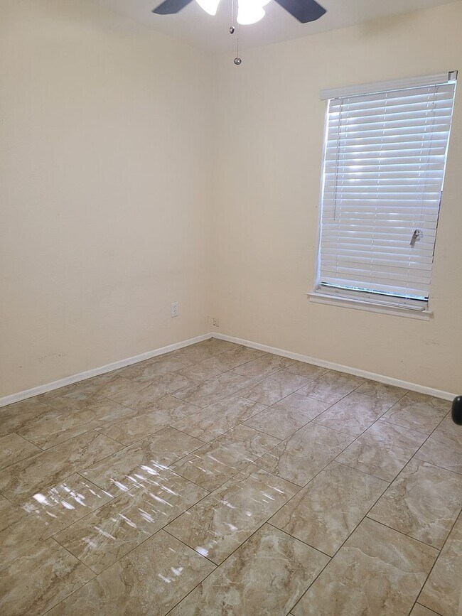 Building Photo - 2063 Pine Trail St