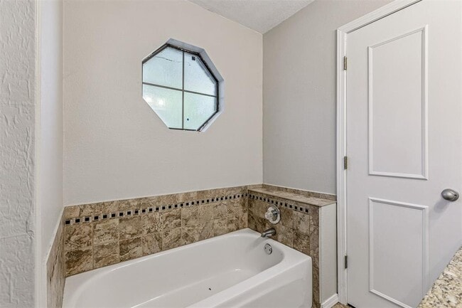 Building Photo - 2101 Harbor Dr