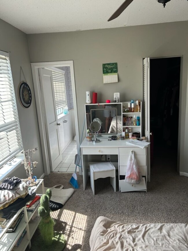 Building Photo - 2 bedroom 2 bath upstairs condo $1,100 per...