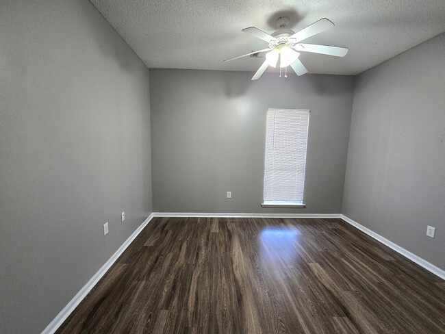 Building Photo - Rent INCLUDES water/sewer and yard maintenance.