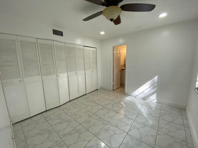 Building Photo - 138 Lake Frances Dr