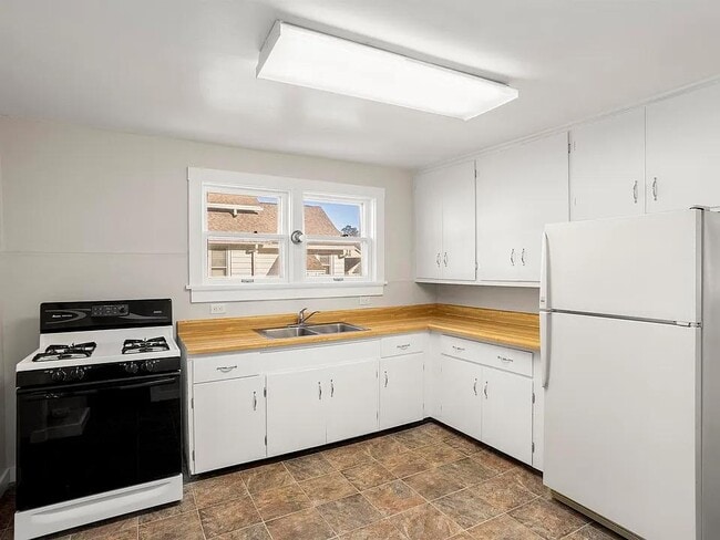 Building Photo - 1726 Iowa St