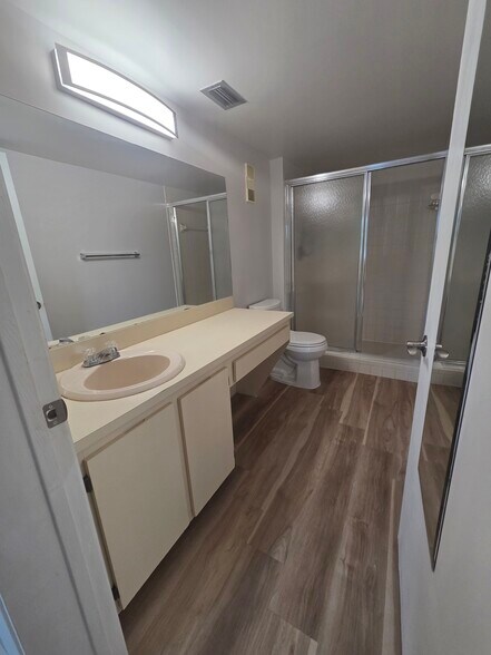 Master bedroom bathroom - 2222 N Cypress Bend Dr